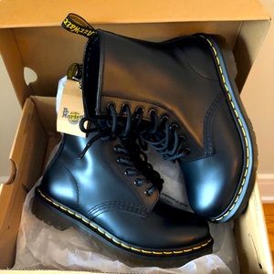 NWT Dr. Martens 1460 Smooth Lace-Up Boots Size 6